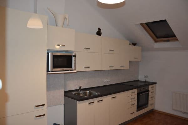 Prenájom bytu 3-izbový 100 m², Zvíkovská, Praha Prenájom bytu 3-izbový 100 m², Zvíkovská, Praha