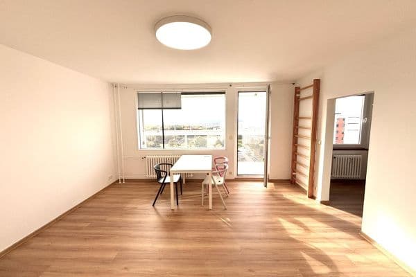 Prenájom bytu 4-izbový 86 m², Mazurská, Praha Prenájom bytu 4-izbový 86 m², Mazurská, Praha