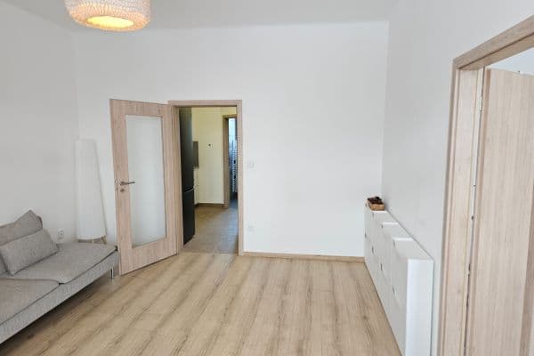Prenájom bytu 2-izbový 48 m², Na Pecích, Prague Prenájom bytu 2-izbový 48 m², Na Pecích, Prague