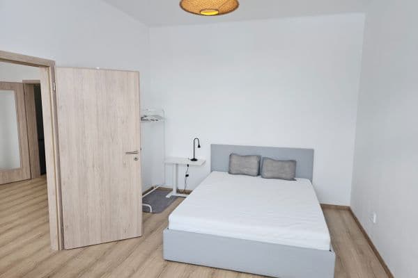 Prenájom bytu 2-izbový 45 m², Na Pecích, Prague Prenájom bytu 2-izbový 45 m², Na Pecích, Prague