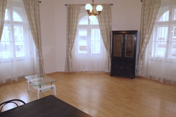 Prenájom bytu 2-izbový 67 m², Roháčova, Praha Prenájom bytu 2-izbový 67 m², Roháčova, Praha