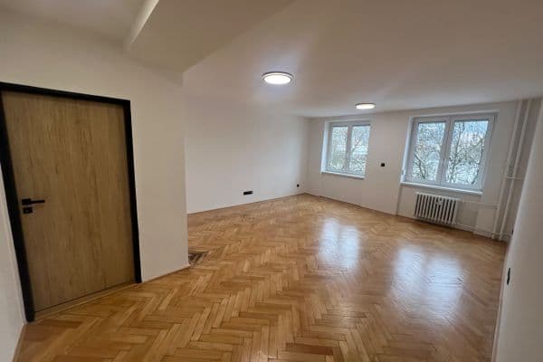Prenájom bytu 3-izbový 73 m², Šmeralova, Karlovy Vary Prenájom bytu 3-izbový 73 m², Šmeralova, Karlovy Vary