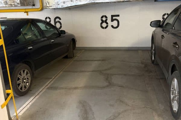 Prenájom garáže 10 m², Jeseniova, Praha Prenájom garáže 10 m², Jeseniova, Praha