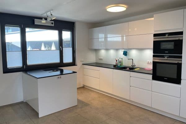 Prenájom bytu 3-izbový 89 m², Stuttgart, Bádensko-Wurttembersko Prenájom bytu 3-izbový 89 m², Stuttgart, Bádensko-Wurttembersko