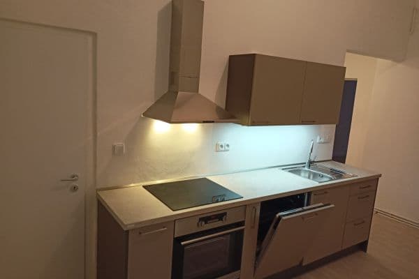 Prenájom bytu 2-izbový 62 m², Korunovační, Praha Prenájom bytu 2-izbový 62 m², Korunovační, Praha