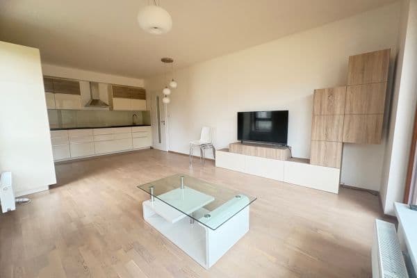 Prenájom bytu 3-izbový 79 m², Plzeňská, Praha Prenájom bytu 3-izbový 79 m², Plzeňská, Praha