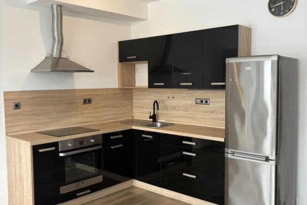 Prenájom bytu 1-izbový 37 m², Náměstí Emila Kolbena, Strančice Prenájom bytu 1-izbový 37 m², Náměstí Emila Kolbena, Strančice