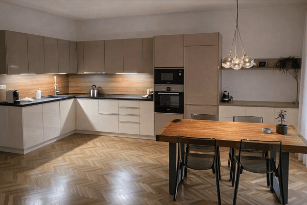 Predaj bytu 3-izbový 70 m², V Háji, Praha Predaj bytu 3-izbový 70 m², V Háji, Praha