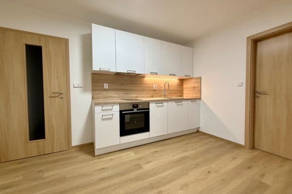 Prenájom bytu 3-izbový 68 m², Mochovská, Praha Prenájom bytu 3-izbový 68 m², Mochovská, Praha