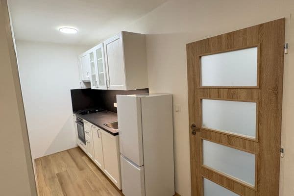 Prenájom bytu 2-izbový 35 m², Murgašova, Praha Prenájom bytu 2-izbový 35 m², Murgašova, Praha
