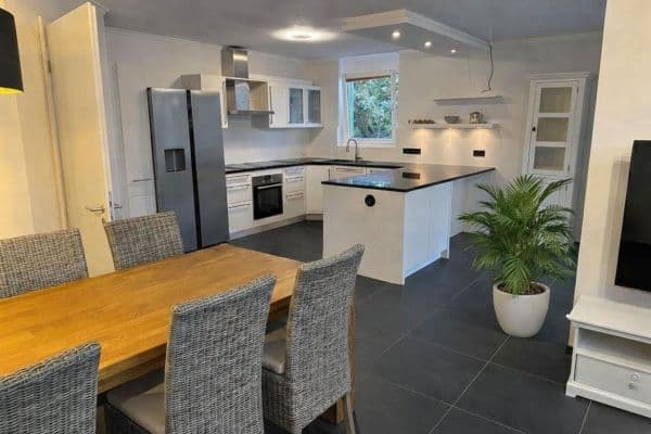 Prenájom bytu 4-izbový 117 m², Ludwigshafen, Porýnie-Falcko Prenájom bytu 4-izbový 117 m², Ludwigshafen, Porýnie-Falcko