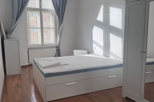 Prenájom bytu 2-izbový 46 m², Londýnská, Praha Prenájom bytu 2-izbový 46 m², Londýnská, Praha