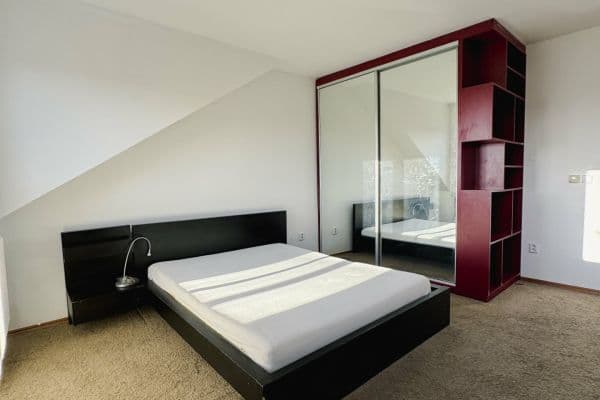 Prenájom bytu 3-izbový 61 m², Varšavská, Praha Prenájom bytu 3-izbový 61 m², Varšavská, Praha