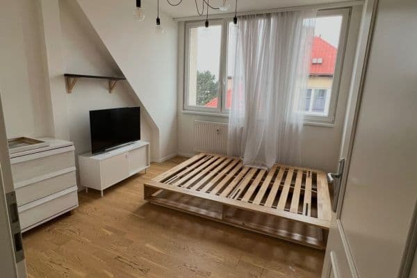 Prenájom bytu 2-izbový 74 m², Počernická, Praha Prenájom bytu 2-izbový 74 m², Počernická, Praha