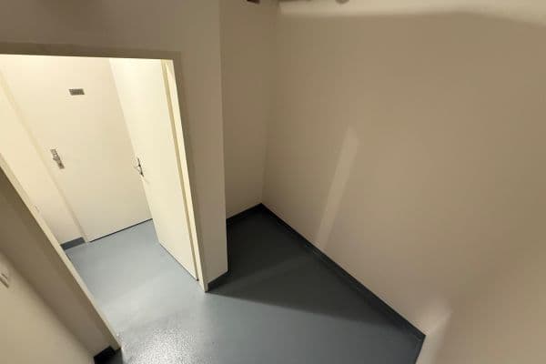 Prenájom nebytového priestoru 4 m², Malešická, Praha Prenájom nebytového priestoru 4 m², Malešická, Praha