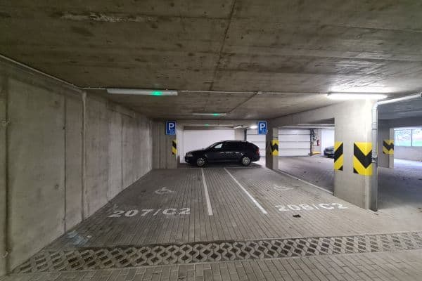 Prenájom garáže 15 m², Makedonská, Praha Prenájom garáže 15 m², Makedonská, Praha