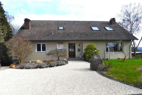 Predaj domu 350 m², pozemek 9.800 m², Dorfstraße 17, Breitscheid Predaj domu 350 m², pozemek 9.800 m², Dorfstraße 17, Breitscheid